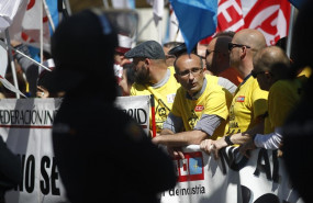 ep incidentes ente trabayadoreslalcoala policia entel congresuun manif