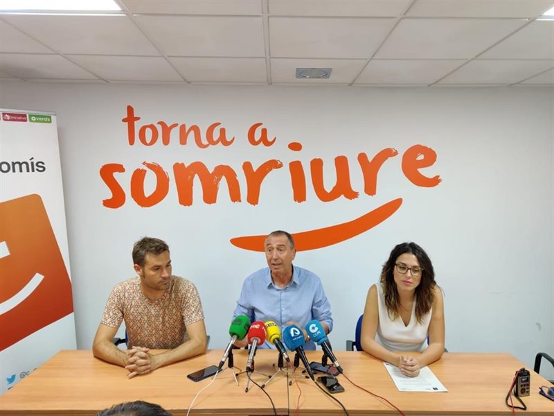 ep joan baldovi atiende a los medios entre aitana mas y gerard fullana