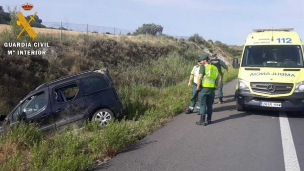 ep la guardia civil atiendeaccidentetraficola ap-15