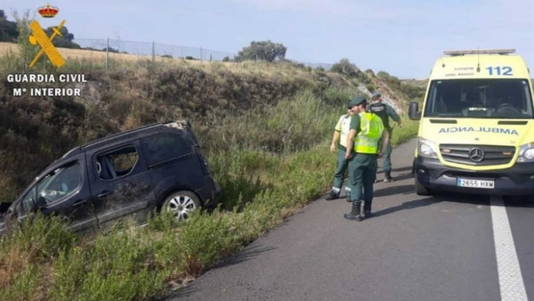 ep la guardia civil atiendeaccidentetraficola ap-15 ep la guardia civil atiendeaccidentetraficola ap-15