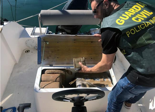 La Guardia Civil se incauta de más de 800 kilos de hachís en una embarcación | GUARDIA CIVIL ep la guardia civilincautamas800 kiloshachisuna embarcacion