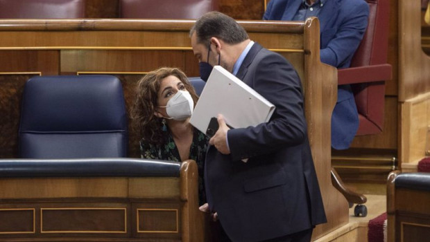 ep la ministra portavoz y ministra de hacienda maria jesus montero conversa con el ministro de