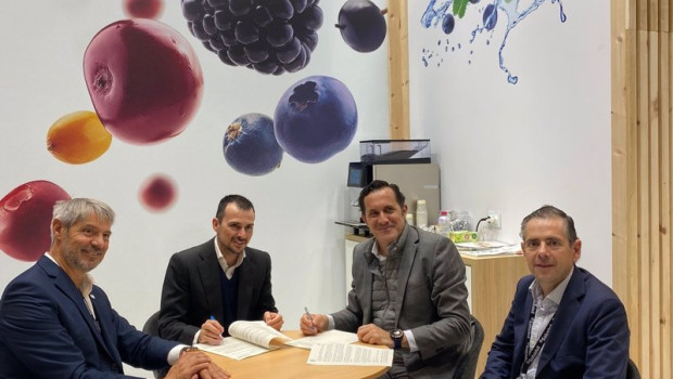 ep momento de la firma del acuerdo entre representantes de banco sabadell y de cocampo
