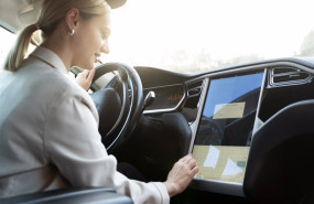 ep mujer en el interior de un vehiculo