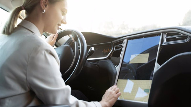 ep mujer en el interior de un vehiculo
