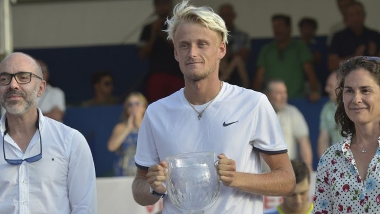Nicola Kuhn, con su trofeo de campeón del Open Castilla y León Villa de El Espinar junto a Virginia Ruano | PRENSA EL ESPINAR ep nicola kuhn controfeocampeonopen castillaleon villaespinara virginia ruano