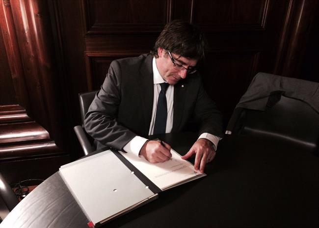 El pte.C.Puigdemont firma la ley del referéndum | GENERALITAT DE CATALUNYA ep ptecpuigdemont firmaleyreferendum