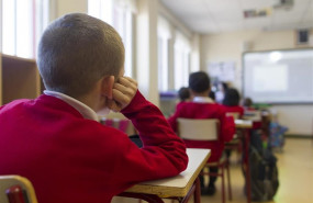 ep un alumno atiende en clase en un colegio de madrid