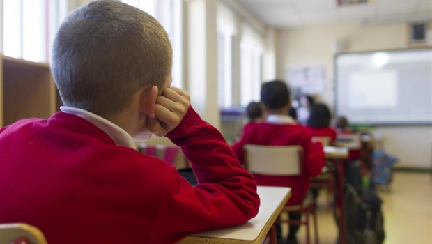 ep un alumno atiende en clase en un colegio de madrid