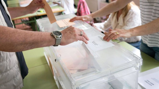 ep un ciudadano deposita su voto en una urna electoral