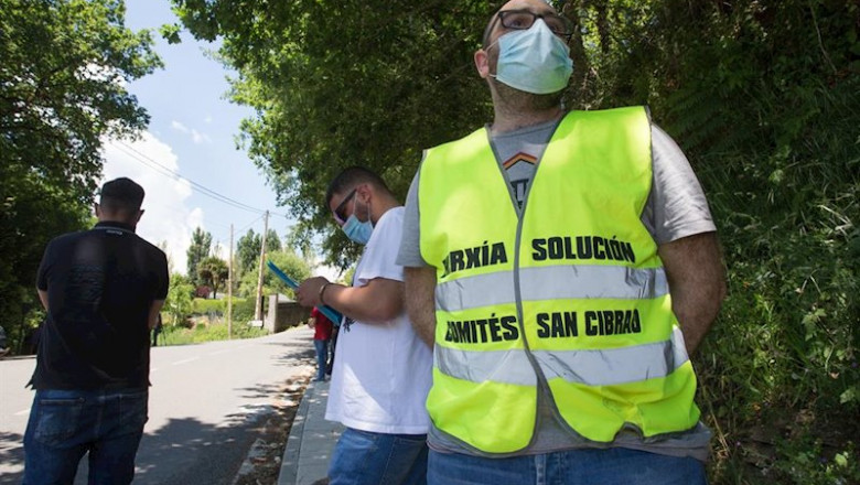 Un miembro del Comité de Empresa de Alcoa San Cibrao porta un chaleco en el que se lee "Enerxía solución, Comités San Cibrao" | Carlos Castro - Europa Press ep un miembro del comite de empresa de alcoa san cibrao porta un chaleco en el que se lee enerxia