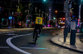 ep un rider de globo circula durante la primera noche de toque de queda en madrid espana a 26 de
