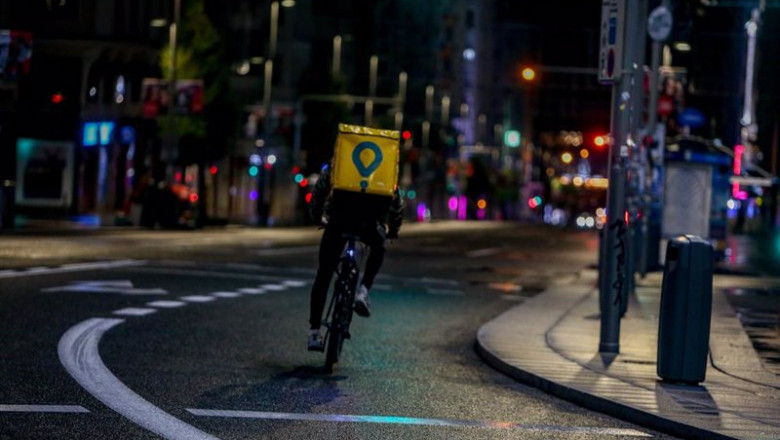 ep un rider de globo circula durante la primera noche de toque de queda en madrid espana a 26 de