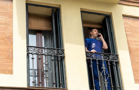 ep un vecino de triana asomado al balcon de su casa con una copa de vino el dia 34 del estado de