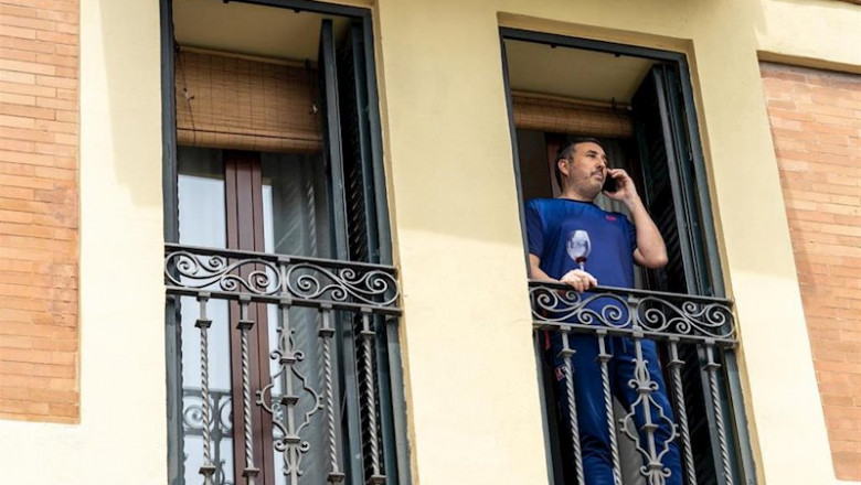 ep un vecino de triana asomado al balcon de su casa con una copa de vino el dia 34 del estado de ep un vecino de triana asomado al balcon de su casa con una copa de vino el dia 34 del estado de