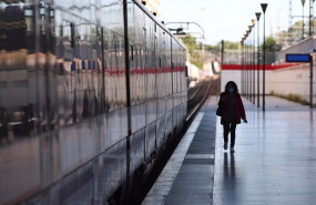 ep una mujer camina por el anden de la estacion principe pio tras bajarse de un tren de cercanias en