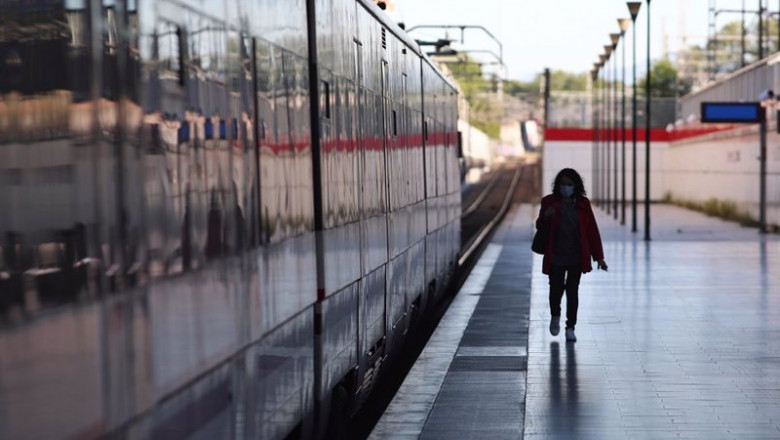Una mujer camina por el andén de la estación Príncipe Pío tras bajarse de un tren de Cercanías, en Madrid (España) a 18 de mayo de 2020. | Eduardo Parra - Europa Press - Archivo ep una mujer camina por el anden de la estacion principe pio tras bajarse de un tren de cercanias en