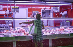 ep una mujer comprando en una tienda de alimentacion