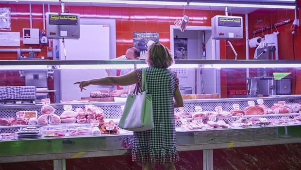 ep una mujer comprando en una tienda de alimentacion