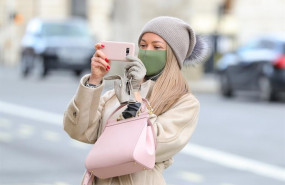 ep una mujer hace una foto con su smartphone en londres mientras lleva una mascarilla durante el