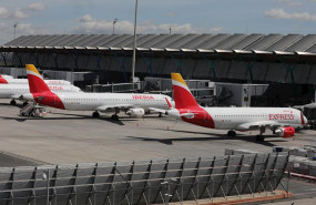 ep varios aviones de iberia aparcados en el aeropuerto de madrid-barajas adolfo suarez