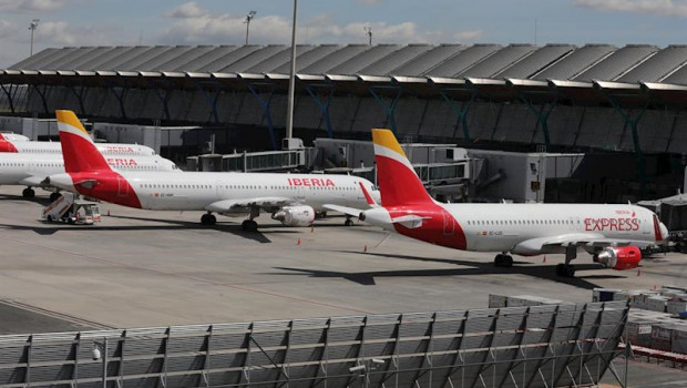 ep varios aviones de iberia aparcados en el aeropuerto de madrid-barajas adolfo suarez