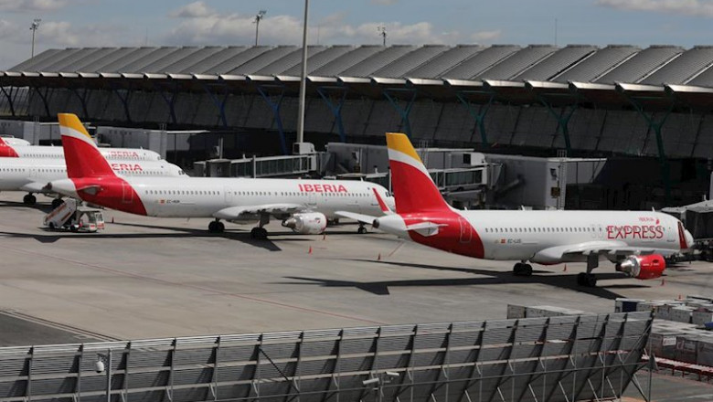 ep varios aviones de iberia aparcados en el aeropuerto de madrid-barajas adolfo suarez