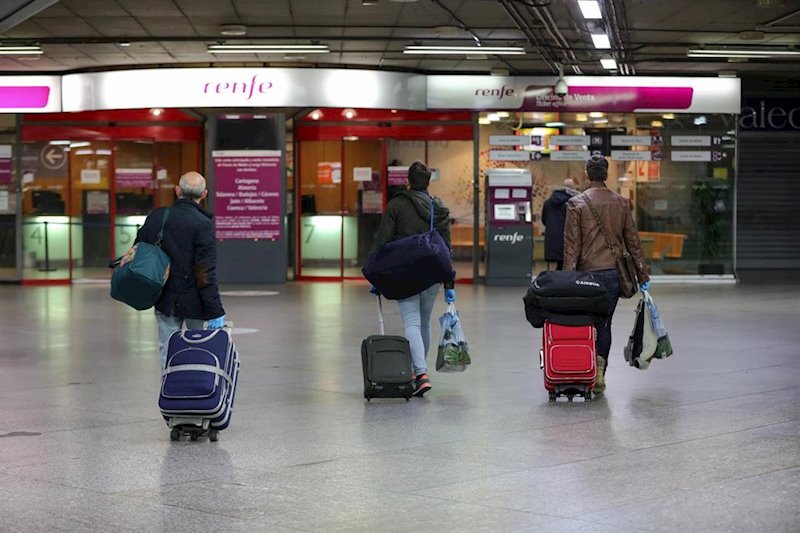 Los usuarios de avión caen un 41,6% en agosto y los del AVE retroceden un 66,5%