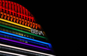 la vela de bbva se ilumina con la bandera del orgullo lgtbi (1) min la vela de bbva se ilumina con la bandera del orgullo lgtbi (1) min