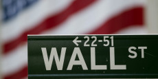 un panneau de wall street devant la bourse de new york 