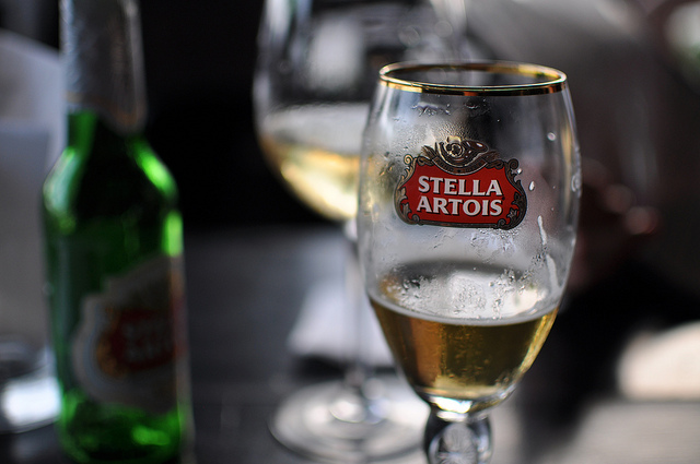 AB InBev se hunde tras ganar un 49% más a junio, pero caer en ingresos y volúmenes