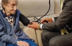 angelina torres cumple 112 aos con el dr manuel de la pea angelina torres cumple 112 aos con el dr manuel de la pea