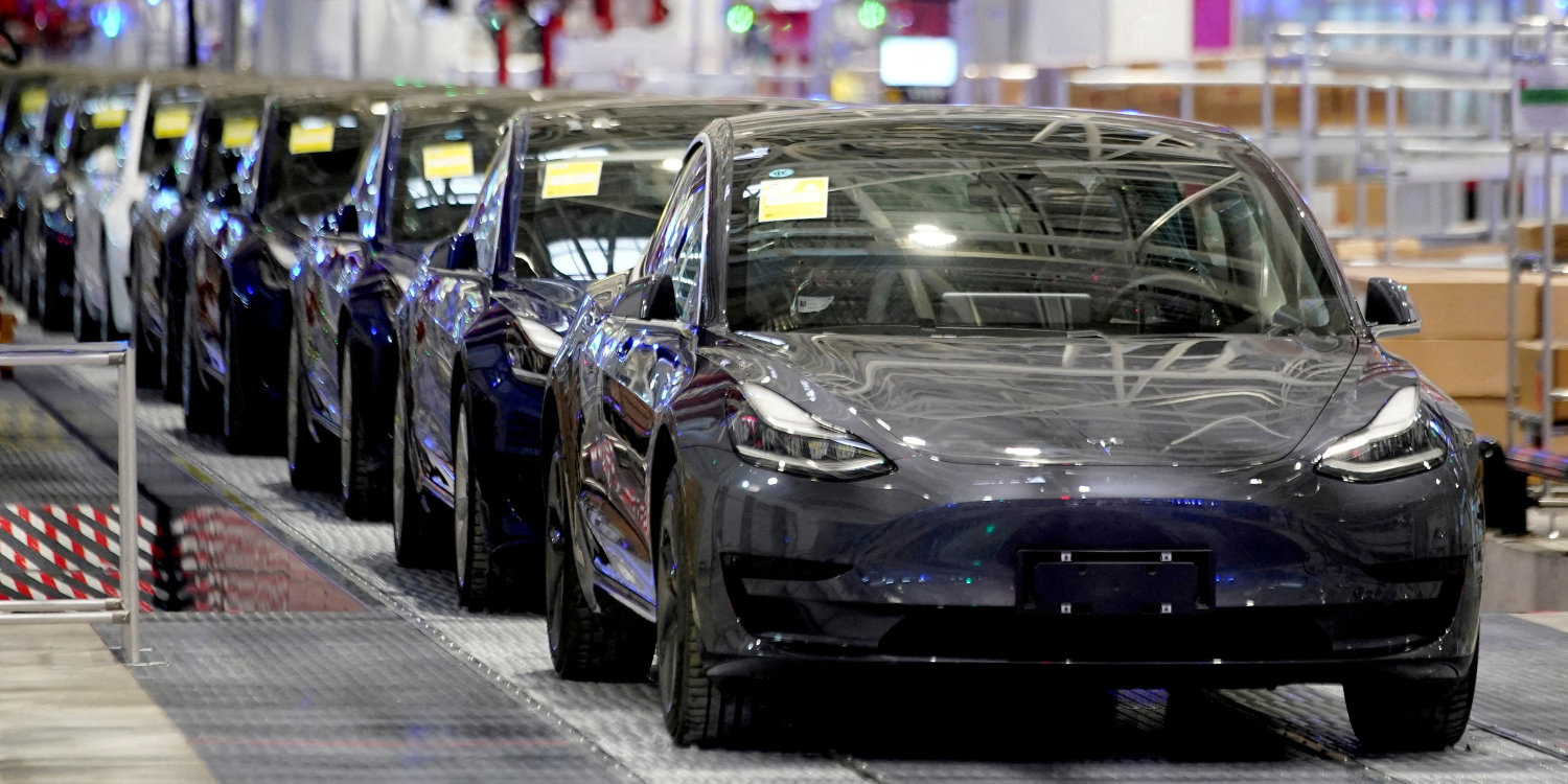 des vehicules tesla model 3 fabriques en chine sont vus lors d un evenement de livraison dans son usine de shanghai 