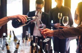 ep archivo   botellas y copas de vino en una cata
