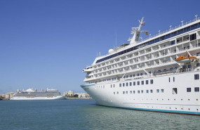 ep archivo   dos cruceros anclados en el puerto de cadiz en una imagen de archivo