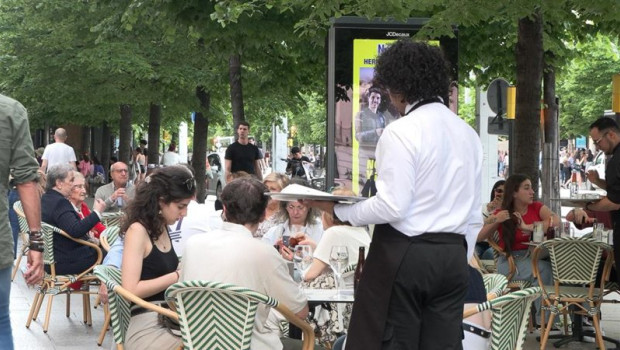 ep archivo   gente en la terraza de un bar en zaragoza