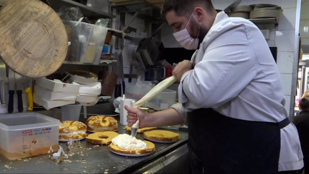 ep archivo   la pasteleria nunos madrid elabora la corona de la almudena postre tradicional en
