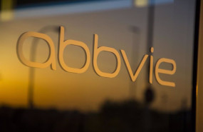 ep archivo   logo de abbvie en sus oficinas de madrid