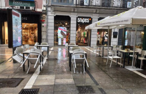 ep archivo   terrazas vacias por la lluvia en las calles de oviedo