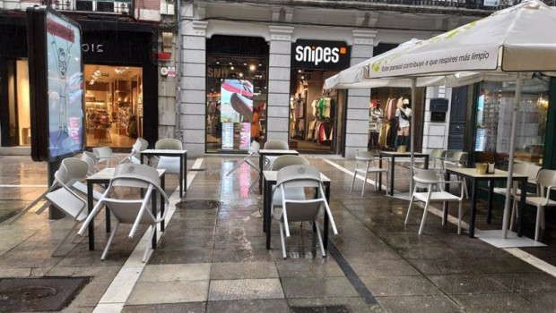 ep archivo   terrazas vacias por la lluvia en las calles de oviedo