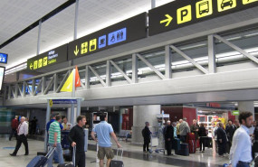 ep archivo   turistas en el aeropuerto de malaga