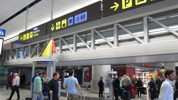 ep archivo   turistas en el aeropuerto de malaga