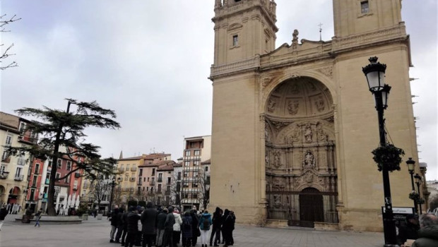 ep archivo   turistas frente a la catedral de la redonda en logrono