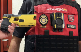 ep archivo   un agente de policia nacional con una pistola taser