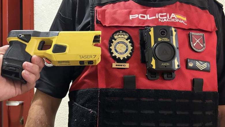 ep archivo   un agente de policia nacional con una pistola taser