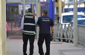 ep archivo   un agente de policia nacional y un trabajador de agencia tributaria aduanas