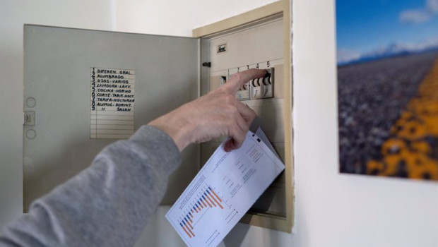 ep archivo   un hombre sube los plomos de la luz con una factura de luz en la mano en madrid espana