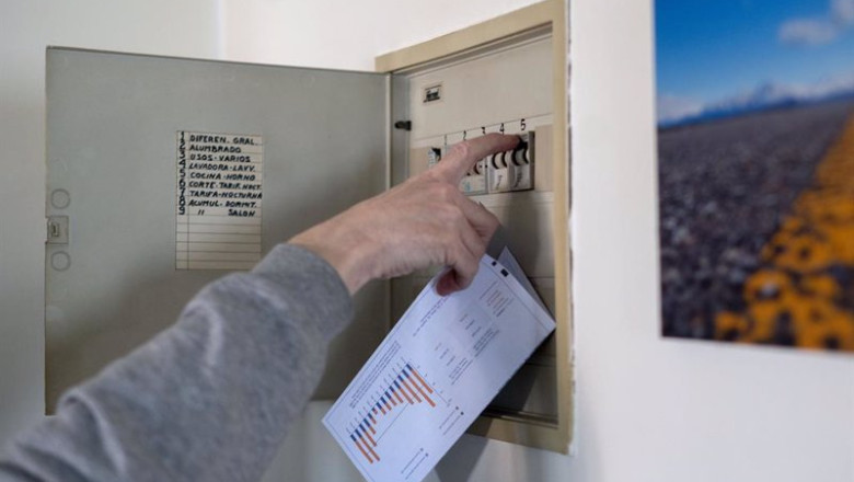 ep archivo un hombre sube los plomos de la luz con una factura de luz en la mano en madrid espana ep archivo un hombre sube los plomos de la luz con una factura de luz en la mano en madrid espana