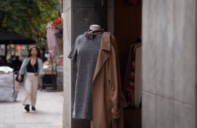 ep archivo   un maniqui vestido con un vestido y un abrigo a 17 de octubre de 2023 en barcelona