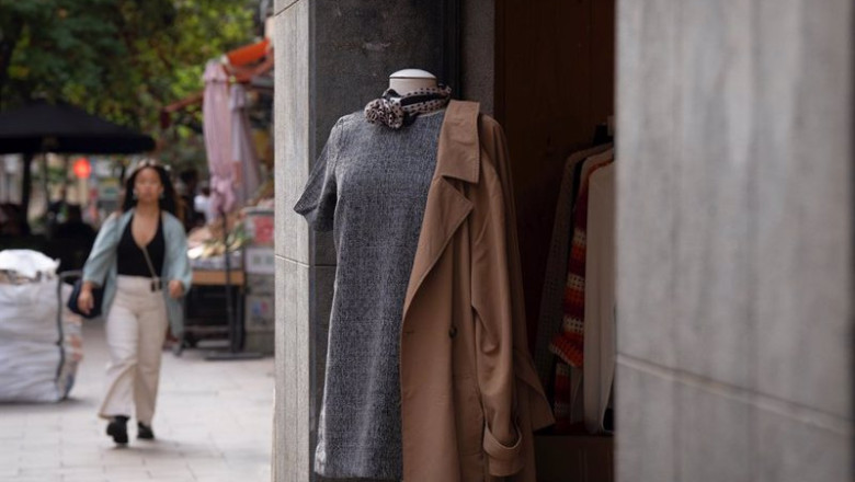 ep archivo un maniqui vestido con un vestido y un abrigo a 17 de octubre de 2023 en barcelona ep archivo un maniqui vestido con un vestido y un abrigo a 17 de octubre de 2023 en barcelona